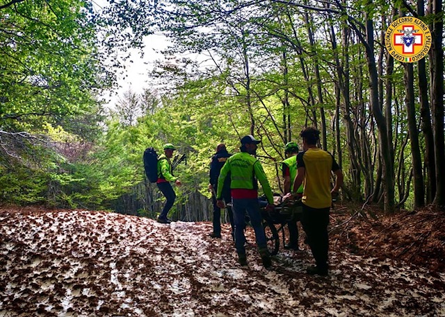 Cade e si infortuna sul Monte Nero, escursionista prelevato dal ...