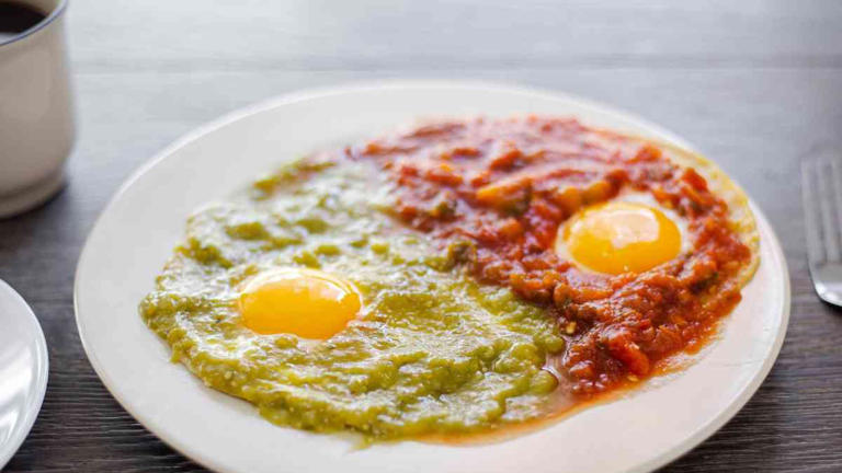 Cómo preparar los auténticos huevos divorciados, el mejor desayuno mexicano