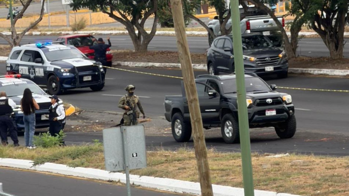 Hombre es asesinado a balazos frente a plaza comercial en Colima ...