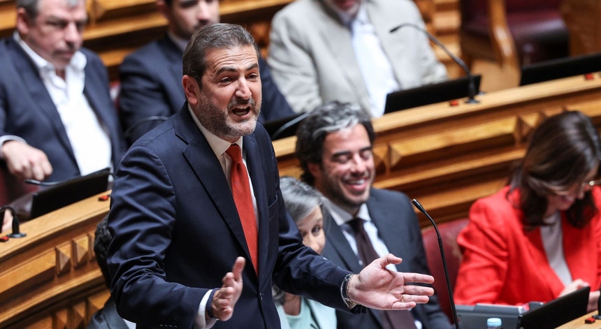 Revisão constitucional. Hugo Soares acusa Chega de ser 