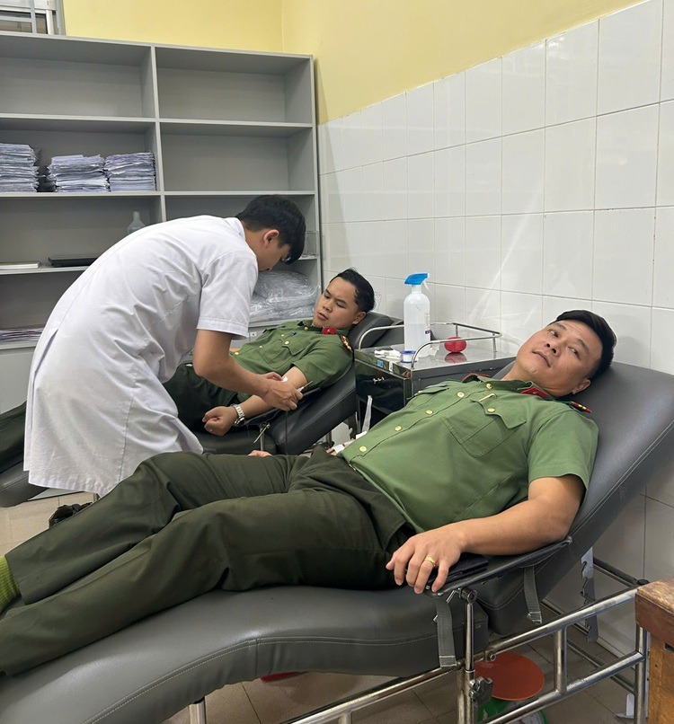 Cán bộ Công an Lâm Đồng kịp thời hiến máu cứu bệnh nhân nguy kịch