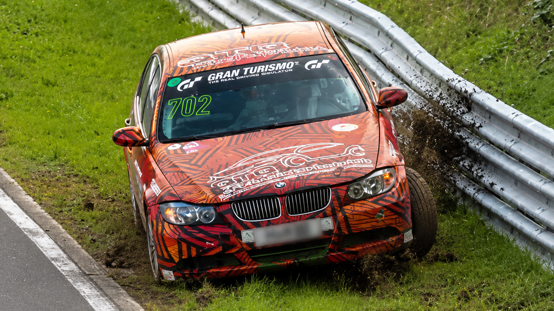 BMW 325i E90 loses control near Nürburgring guardrail section