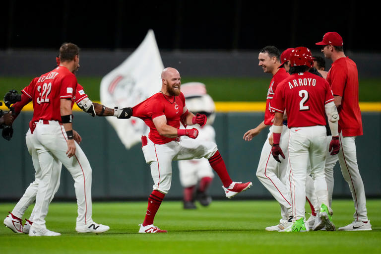 Reds scrap for comeback win against Royals. Here's what happened
