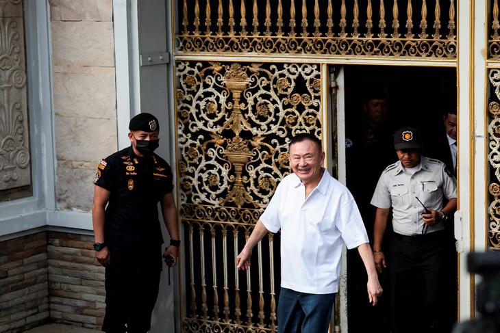Ông Thaksin được tự do nhờ lệnh ân xá hoàng gia