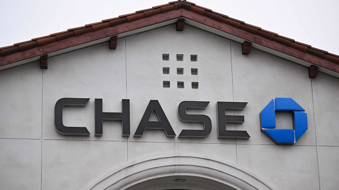 Bakersfield Chase Bank locked down as police respond to hostage situation