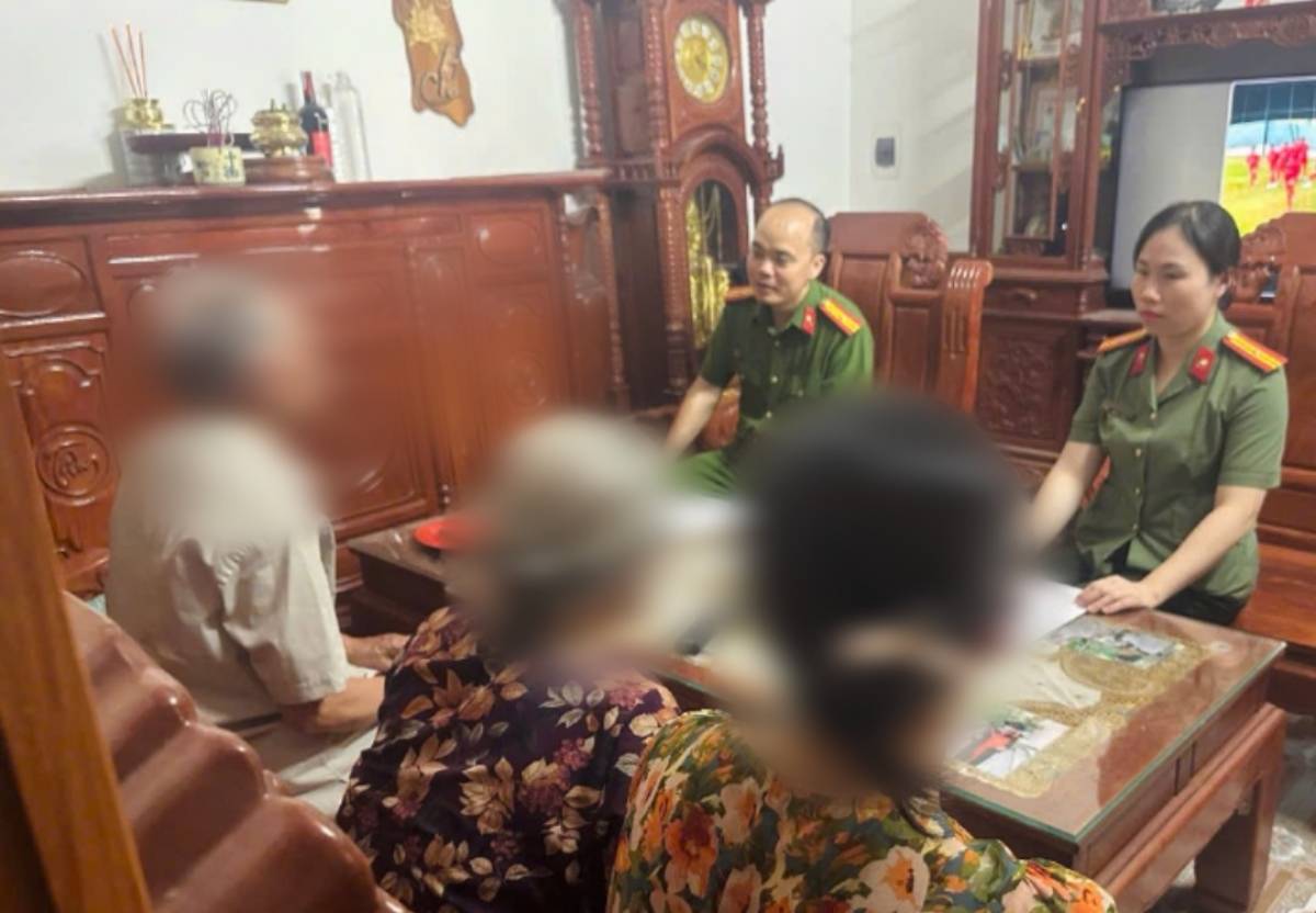 Công an vận động người dân từ bỏ các đạo lạ trái pháp luật ở Ninh Bình