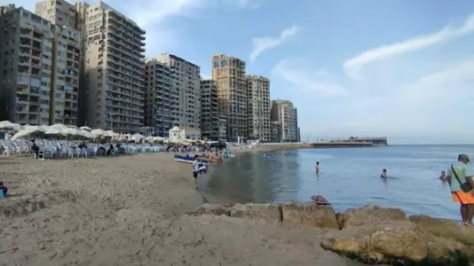 طقس حار على شواطئ الإسكندرية