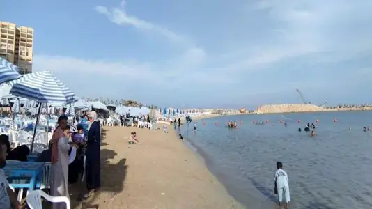 طقس حار على شواطئ الإسكندرية