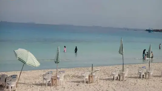 طقس حار على شواطئ الإسكندرية