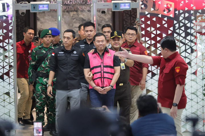 Mantan Wakil Kepala Badan Gizi Nasional (BGN) Sony Sonjaya mengenakan rompi tahanan usai menjalani pemeriksaan di Kejaksaan Agung, Jakarta, Rabu (3/6/2026). Foto: Jamal Ramadhan/kumparan