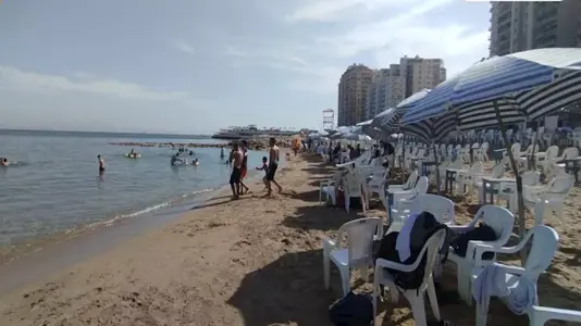 طقس حار على شواطئ الإسكندرية