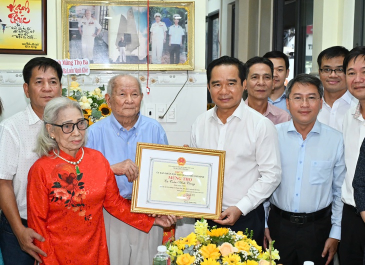 Chủ tịch UBND TP.HCM Nguyễn Văn Được thăm, chúc thọ người cao tuổi tiêu biểu