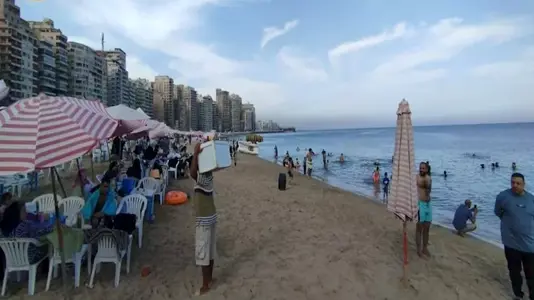 طقس حار على شواطئ الإسكندرية
