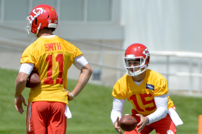 Alex Smith comments on Chiefs QB Patrick Mahomes participating in OTAs