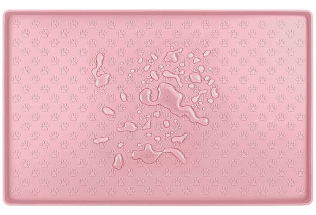 Silicone mat with paw print pattern