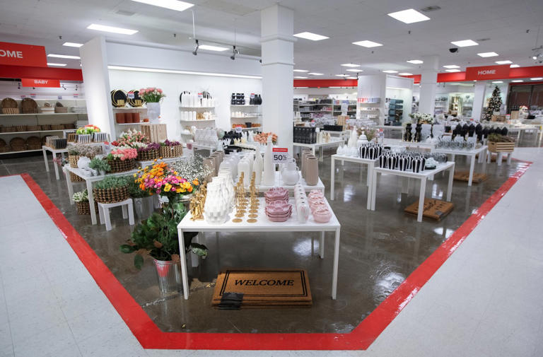 Zellers plays with toys, food as retailer's relaunch reaches Ontario