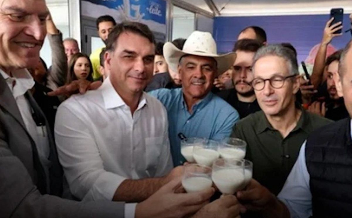 Flávio Bolsonaro e Zema bebendo leite (Foto: Gil Leonardi/Imprensa MG)