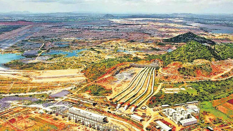 ప్రజల కన్నీళ్లు పట్టని 'పాలమూరు బిడ్డ'