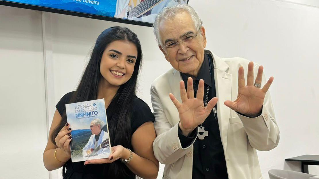 A jornalista Gabi Bonvechio escreveu o livro Apenas Um Cidadão do Infinito: Vida e Missão de Pe. Zezinho