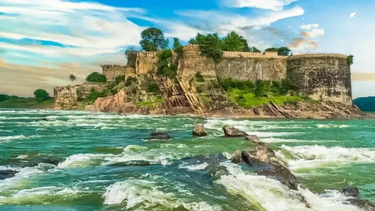 This hidden UNESCO fort in Rajasthan is surrounded by rivers on three ...