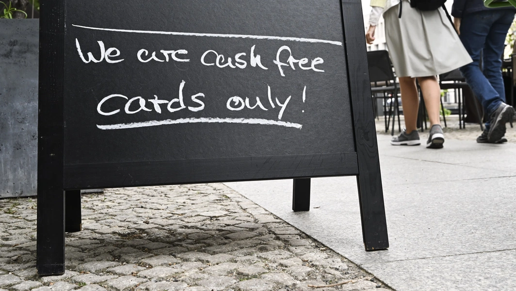 Cashless restaurants: laws, impacts, and exceptions