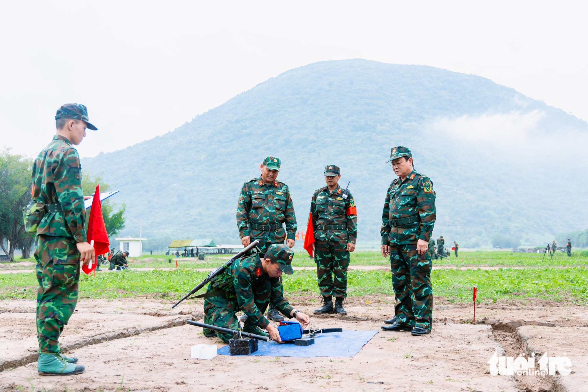 Chiến sĩ trẻ hào hứng vượt qua 3 tiếng nổ đầu tiên trên thao trường núi Bà Đen