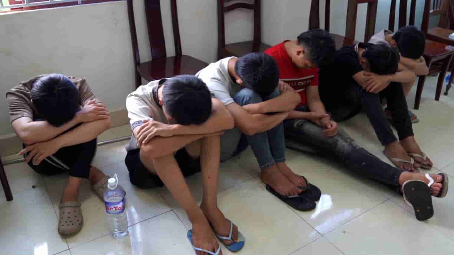Khởi tố nhóm thanh thiếu niên dùng hung khí rượt đuổi, đánh nhau trong đêm