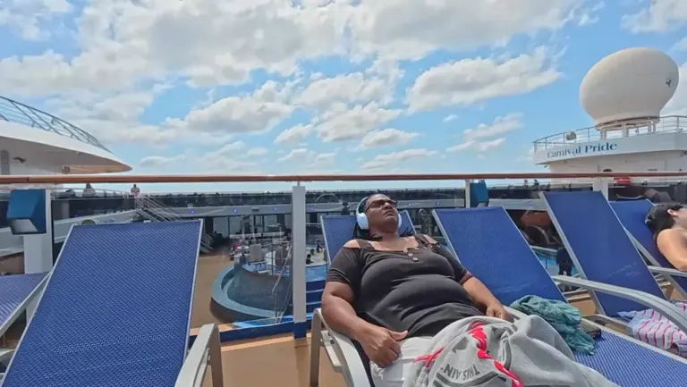 US woman who lives full-time on a cruise ship shares how much it costs ...