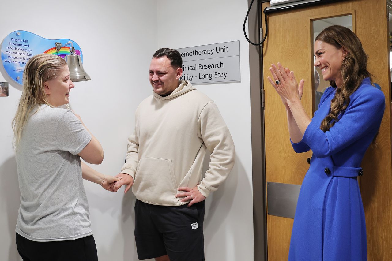 Kate Middleton applauding a patient finishing cancer treatment.