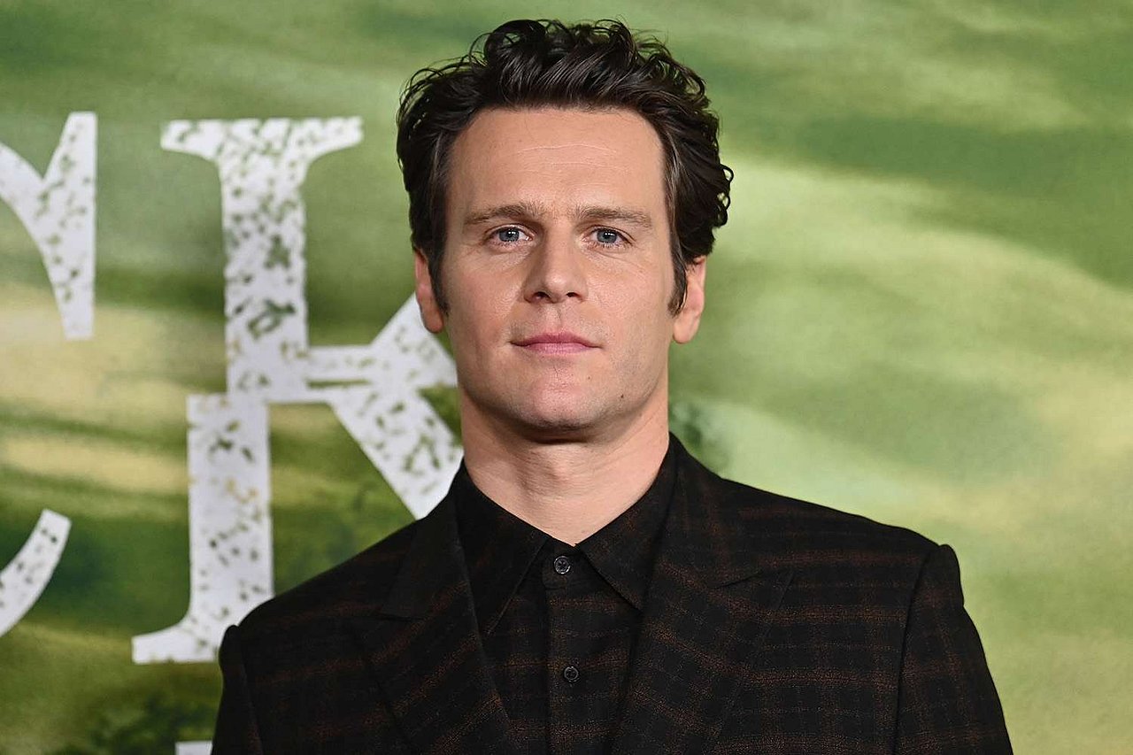 Jonathan Groff joins Daniel Radcliffe's Trust the Man