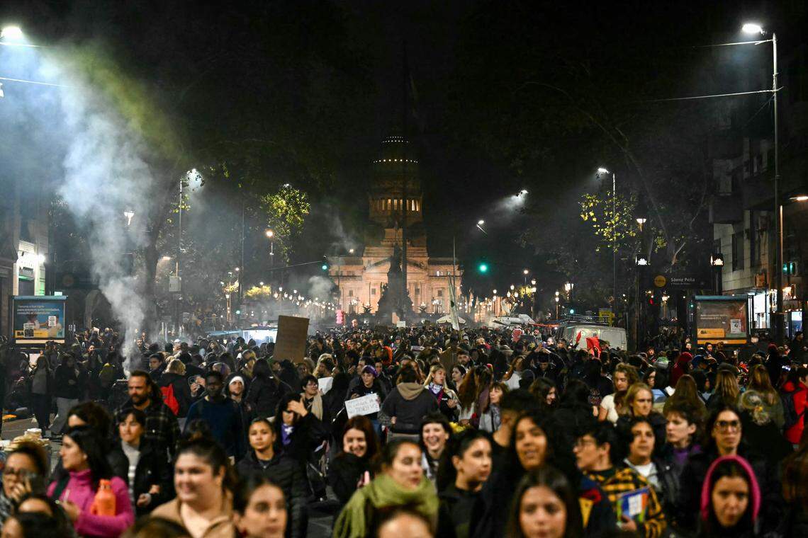 Decenas de miles marchan en Argentina contra femicidios en medio de ...