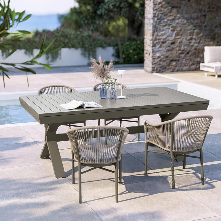 Deghi firma una collezione outdoor che sembra uscita da un boutique hotel