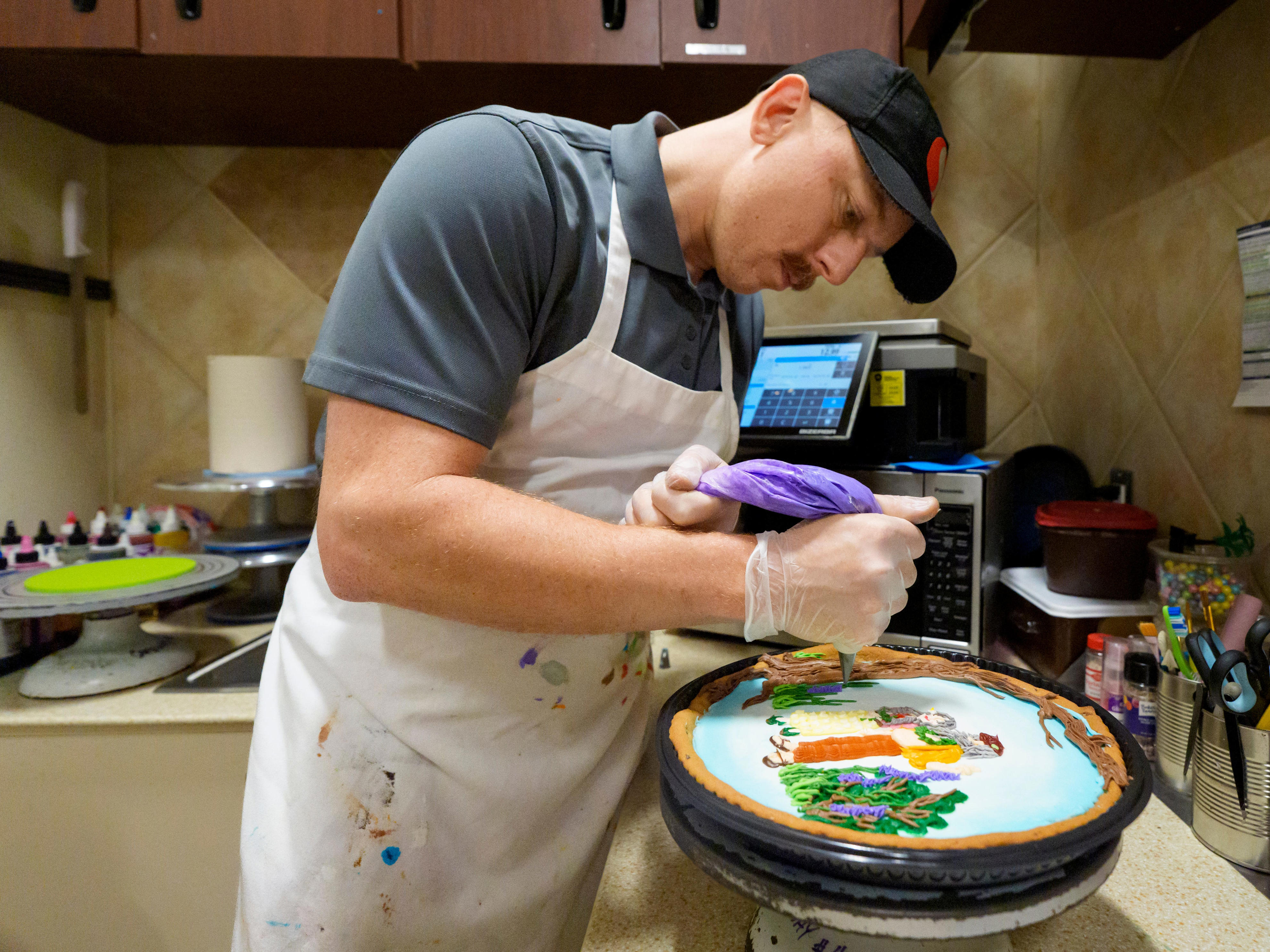 Eugene artist pipes landscapes, animals and more on Safeway cookie cakes