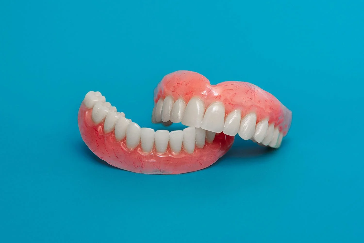 Dentiera sempre pulita: consigli per un risultato impeccabile