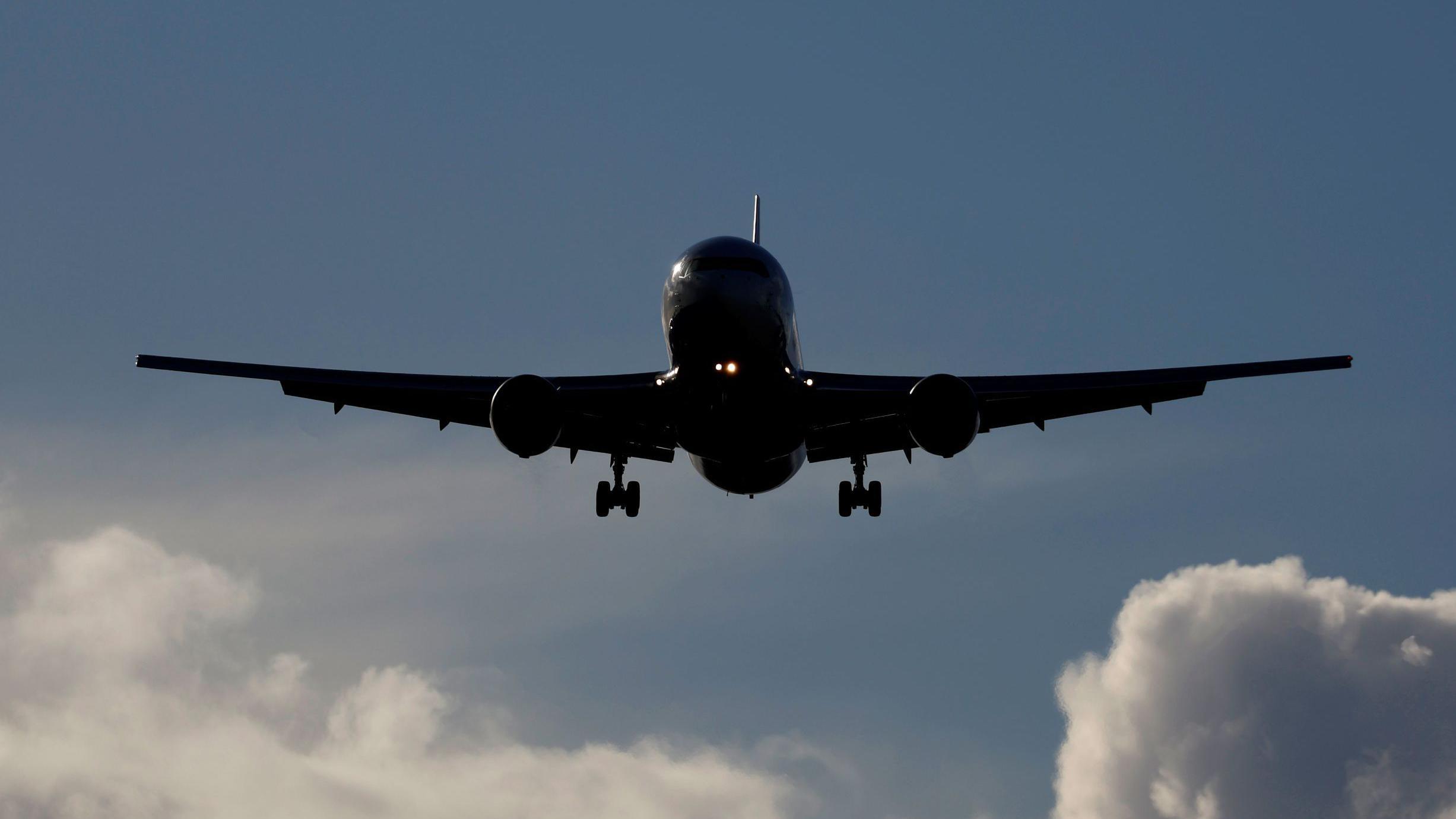Pilots praised for calmly dealing with jammed flight control