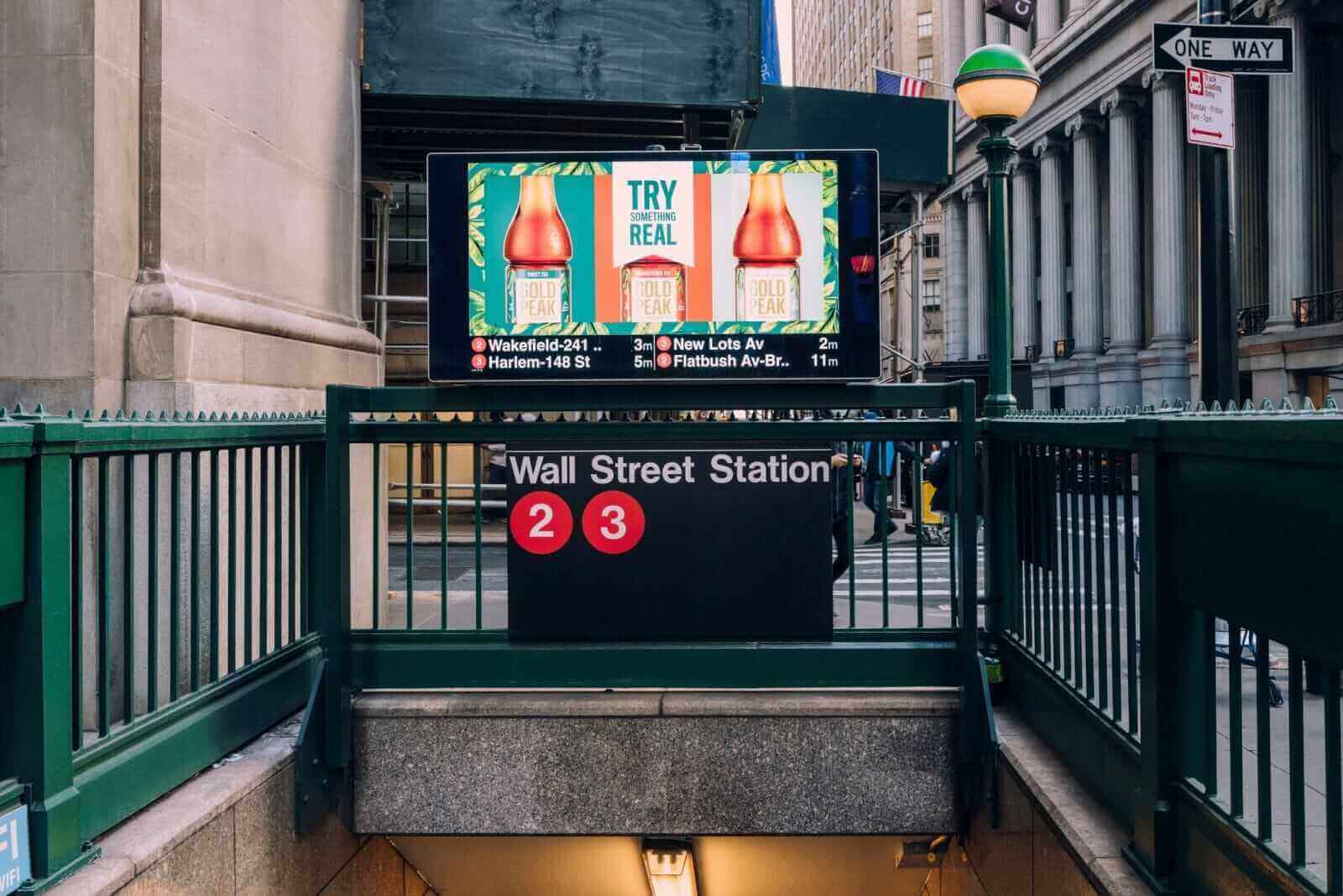 Tech Slump Weighs on Indexes: Dow Rises, Nasdaq Falls
