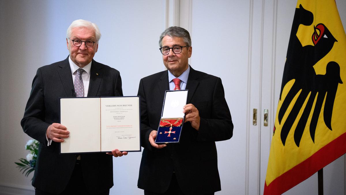 Sigmar Gabriel mit Bundesverdienstkreuz 