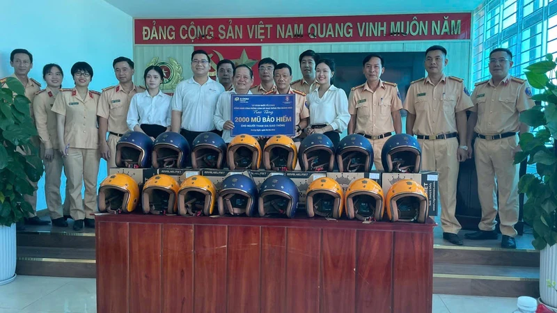 Người dân bất ngờ khi được CSGT Quảng Ngãi dừng xe tặng mũ bảo hiểm