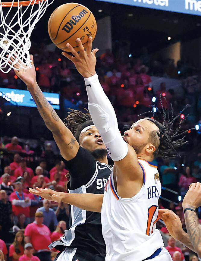 Brunson's 30 leads Knicks to road victory in Game 1