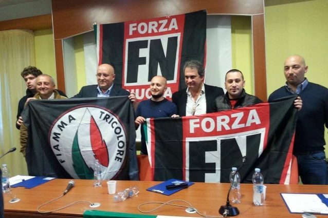 Gruppo di estrema destra inaugura “panchina tricolore” il 2 Giugno, Comune dà l’ok: in piazza assessore FdI