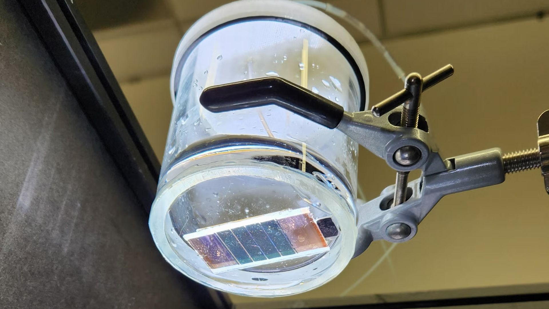 Solar-powered artificial leaf transforms carbon dioxide into liquid ...