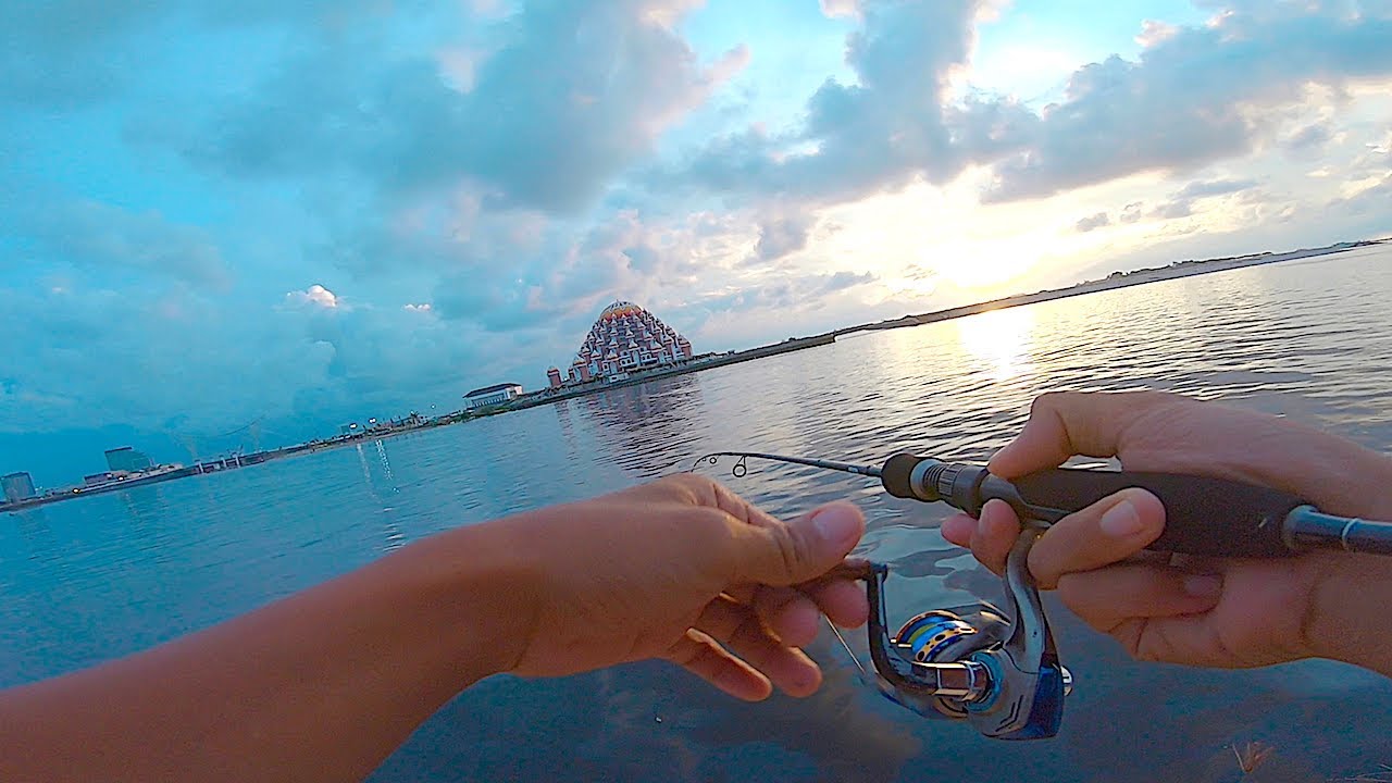 Mancing sore di depan masjid sambil menikmati sunset