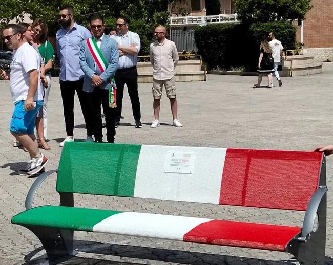 Gruppo di estrema destra inaugura “panchina tricolore” il 2 Giugno, Comune dà l’ok: in piazza assessore FdI