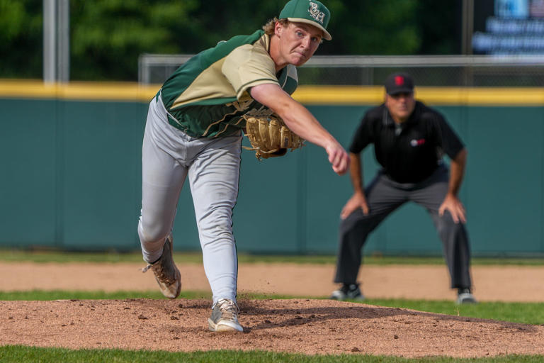 Bishop Hendricken strikes first in D-I baseball series. Here's how.