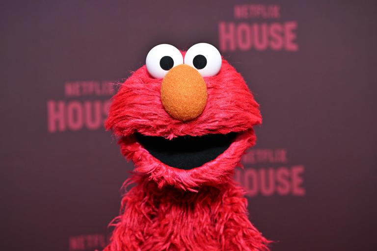 Elmo just wanted the Knicks and Spurs to have fun during the NBA Finals ...