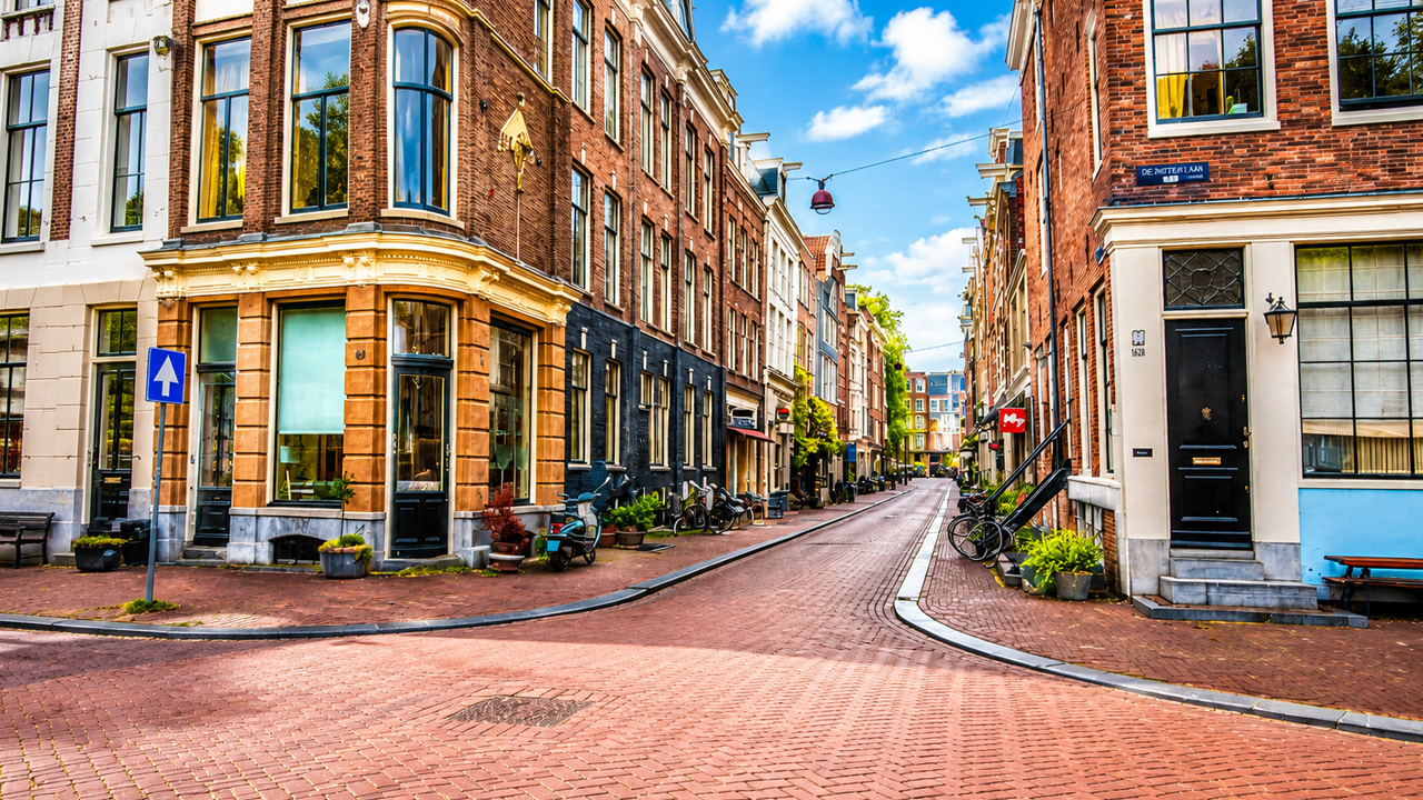 what-amsterdam-s-classic-streets-look-like-on-a-sunny-day