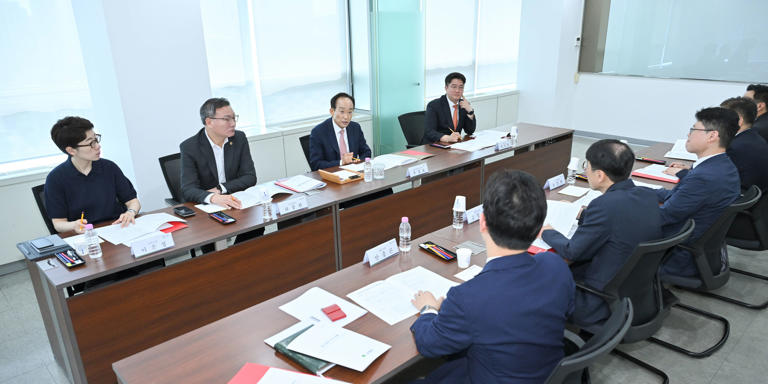 Choo Kyung-ho receives briefing on Daegu's major projects