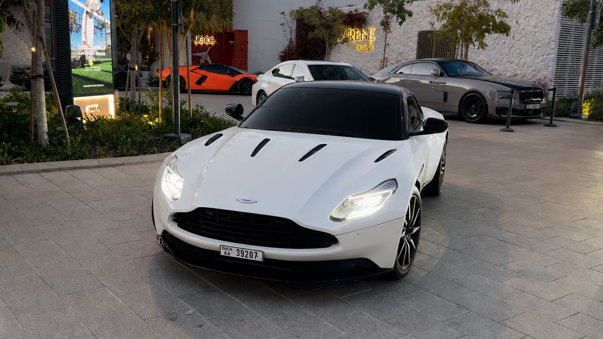 Aston Martin DB11 van een miljonair op een luxe locatie