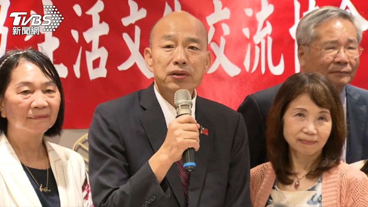 韓國瑜以「賣菜郎」身分與基層對話，提醒台灣必須正視糧食與能源自主安全。（圖／TVBS）