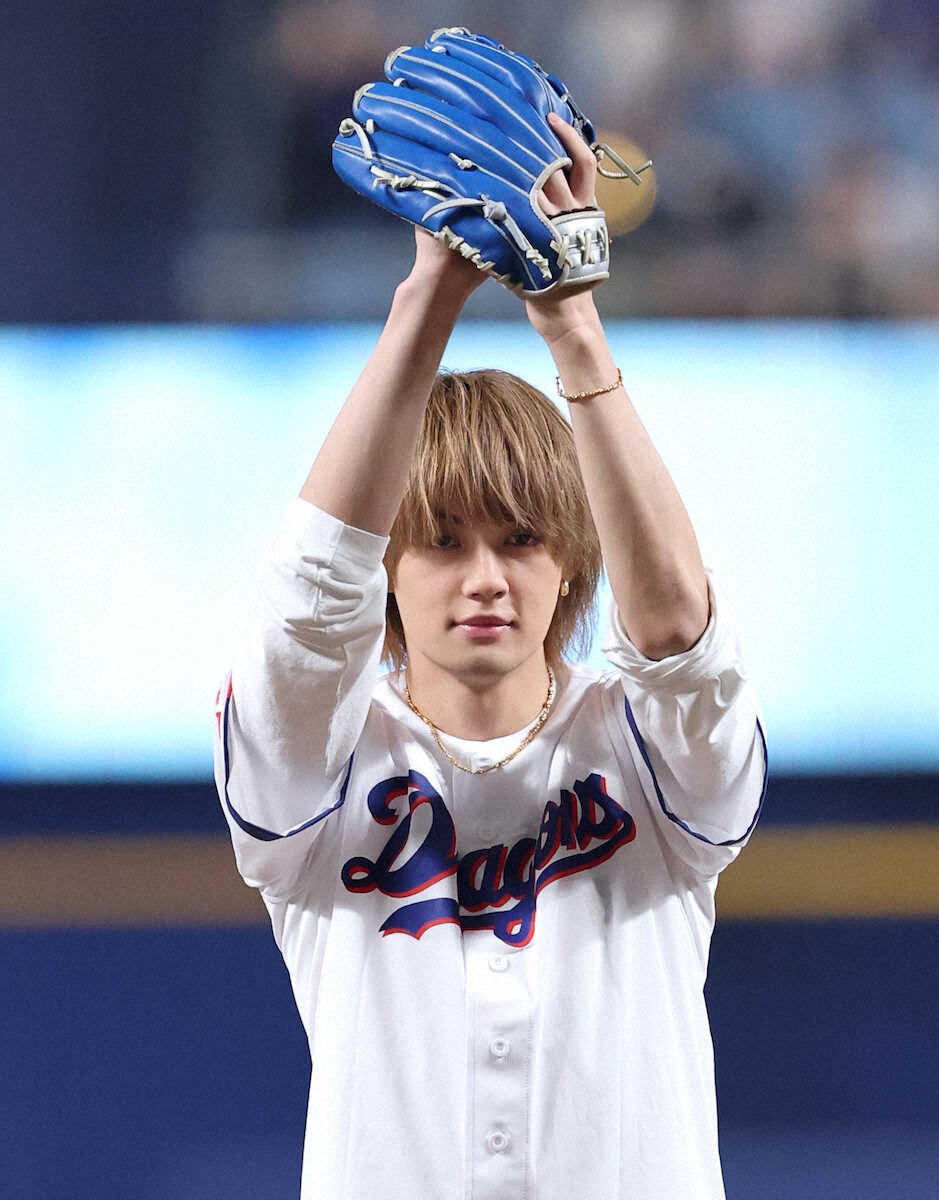 ＜中・西（1）＞セレモニアルピッチを行う佐野勇斗（撮影・椎名　航）
